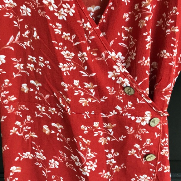 A beautiful rust color light weight dress with a cream colored floral pattern. - Picture 5 of 7